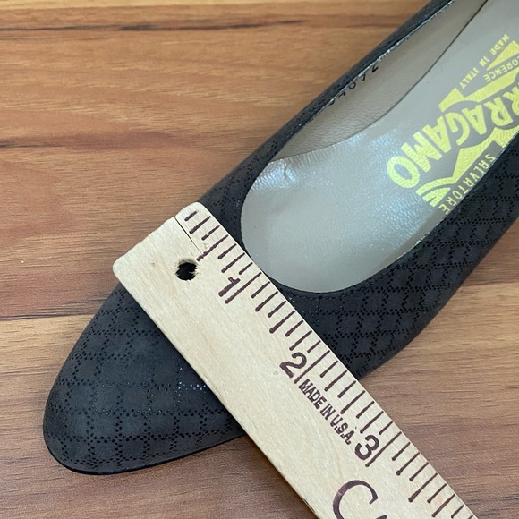 Vintage SALVATORE FERRAGAMO Taupe Diamond Print Suede Low Heel Pumps Size 6 AAAA - Picture 11 of 15